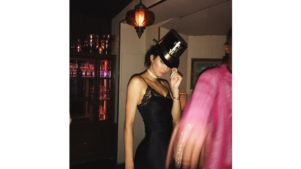 Deja a la vista uno de sus senos al posar con un top transparente