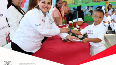 Entregan constancias en jardín de niños