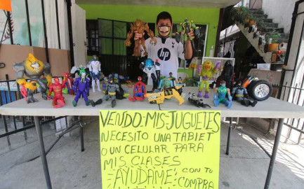 Niño vende sus juguetes para seguir estudiando en línea