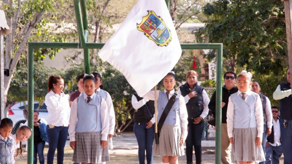 Reyes Magos visitan escuela primaria y CAIC