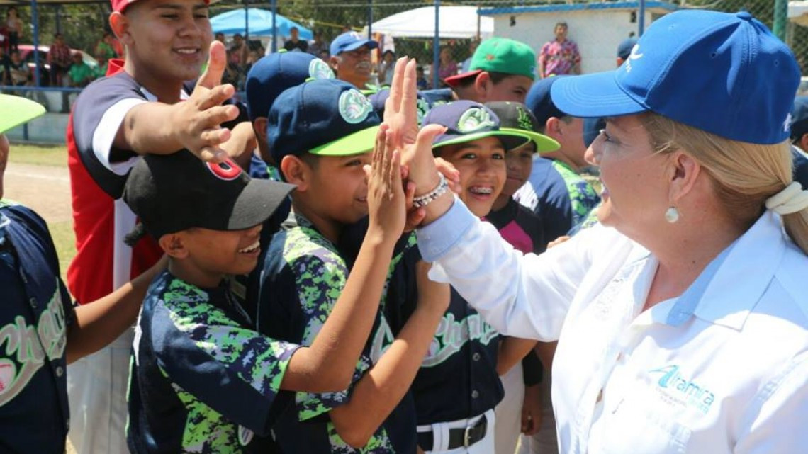 Asiste alcaldesa a Torneo de Béisbol Infantil