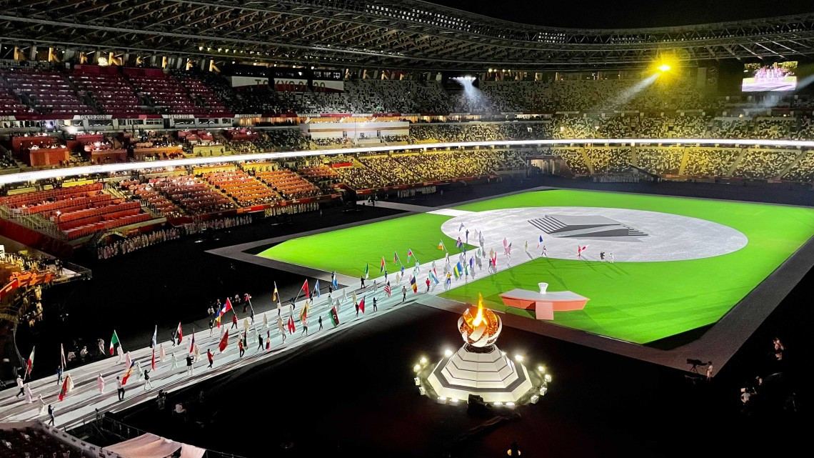 Se apaga la llama olímpica en Tokio; pasan estafeta a París 