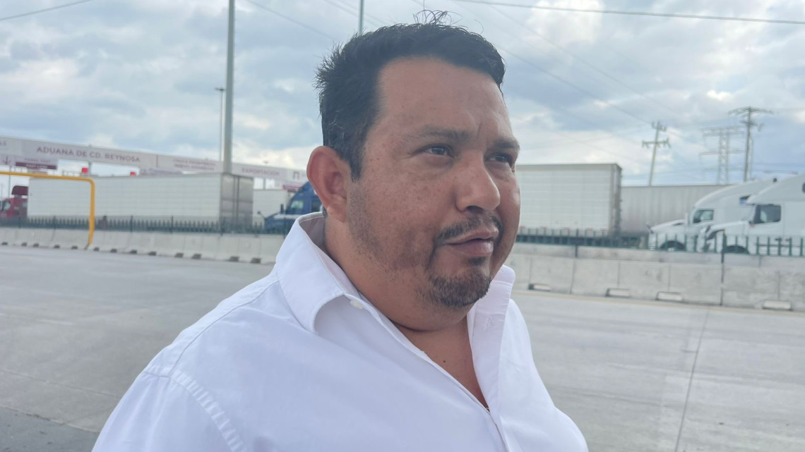 Se registran largas filas en puente Pharr por actualización de sistema en Aduana