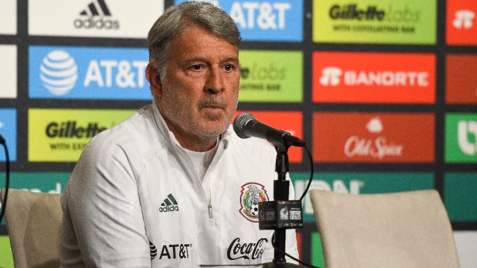 "Una reunión no compromete a convocarlo": Martino sobre Chicharito