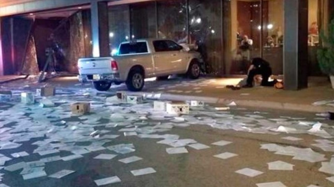 Hombre es detenido tras embestir auto contra canal de TV