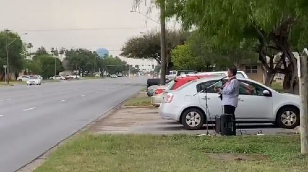 Residente de McAllen ameniza cuarentena con una canción