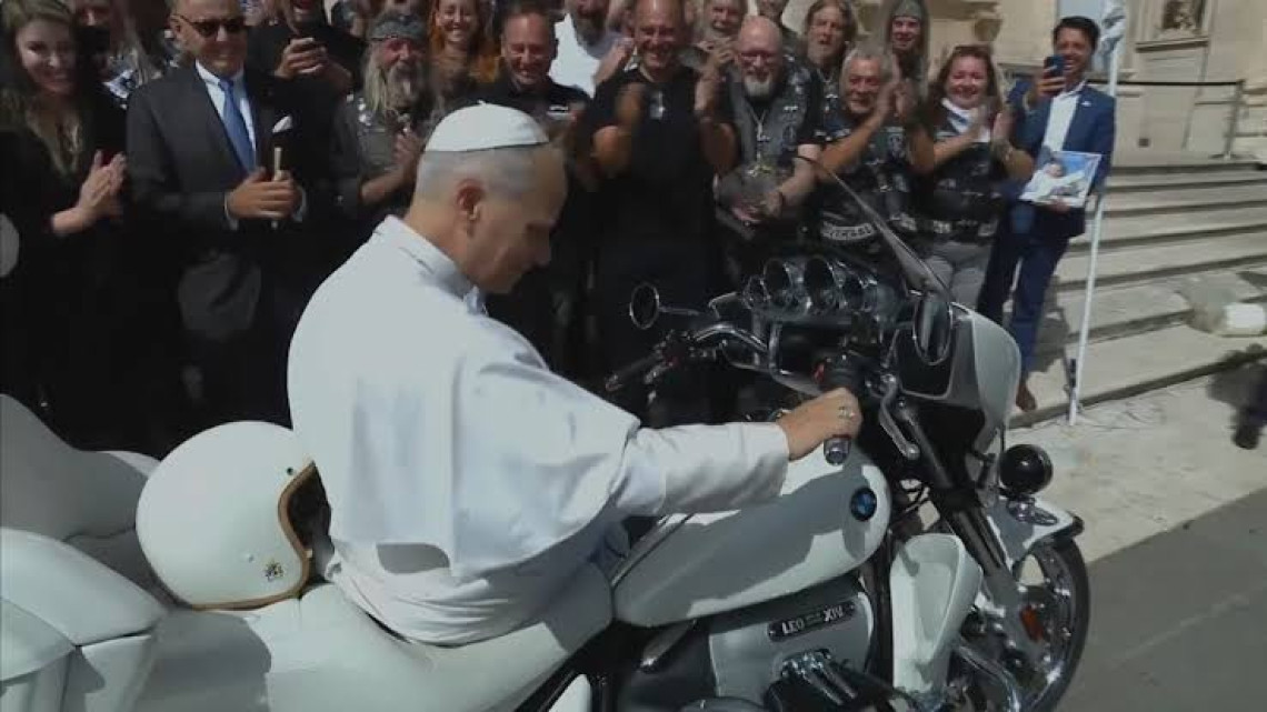 Una BMW papal: la moto de León XIV que recauda fondos para niños en África