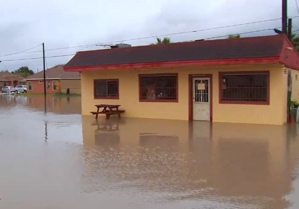Lluvias provocan inundaciones en las calles de la ciudad de Río Grande 