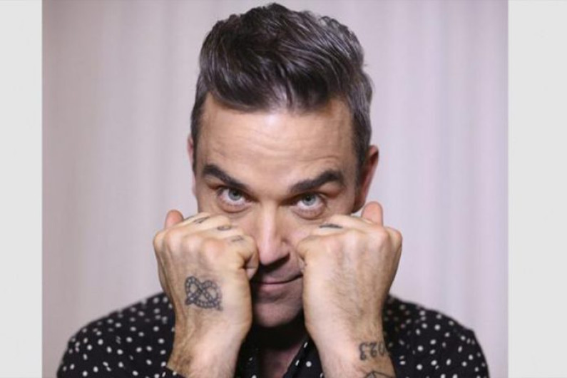 Robbie Williams responde a la polémica tras desinfectarse