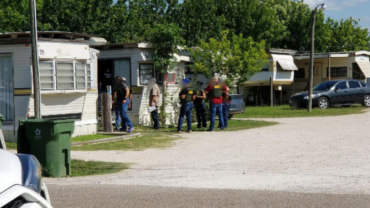 Catean casa de seguridad; rescatan a 15 indocumentados 