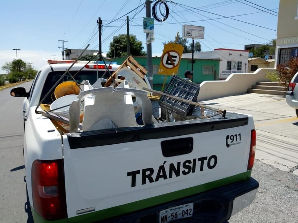 Retira tránsito objetos para separar estacionamientos