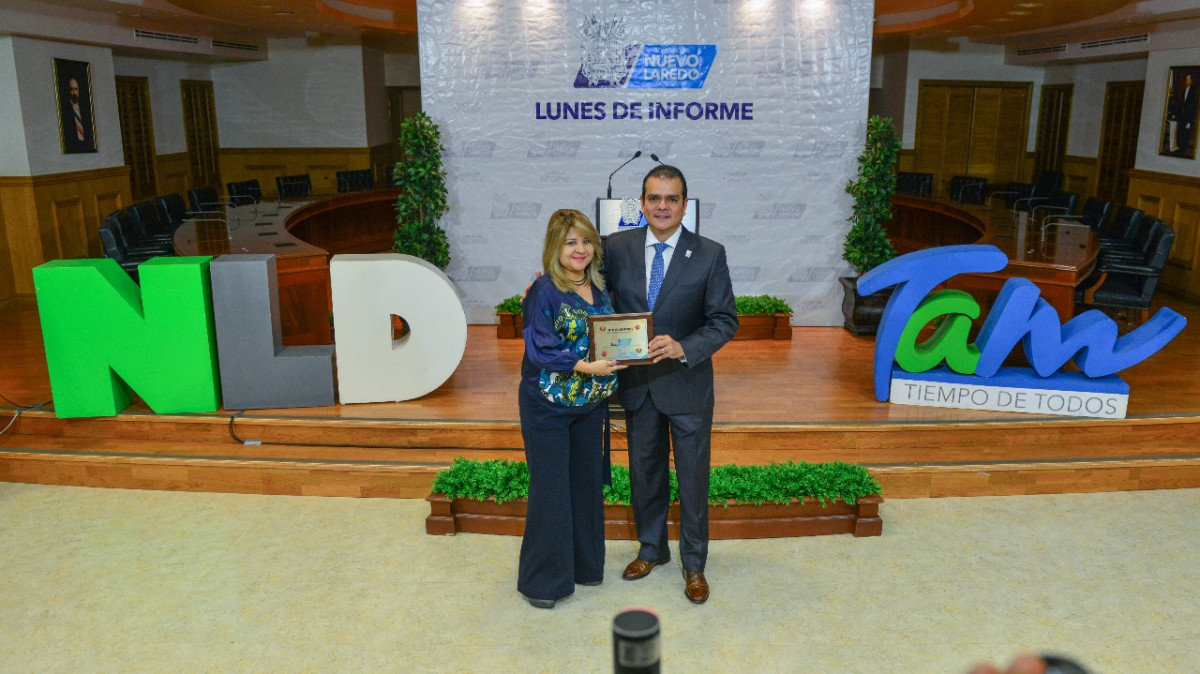 Entregan reconocimiento al alcalde Enrique Rivas