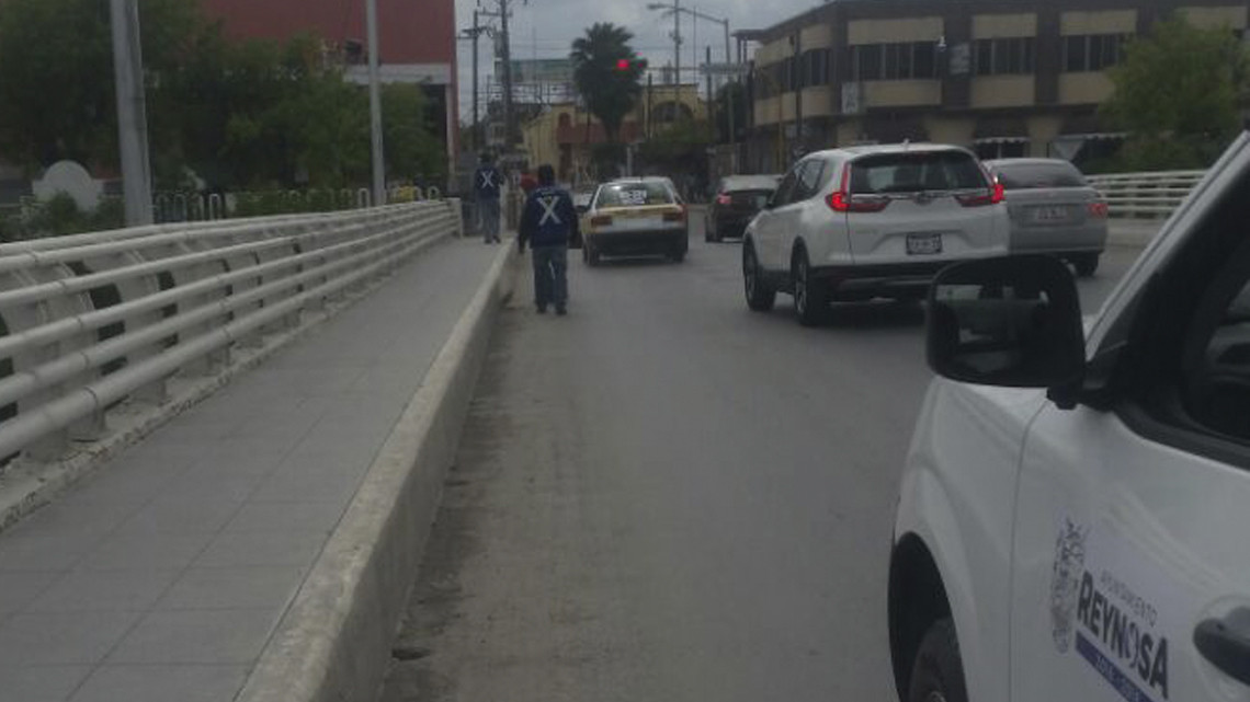 Limpian cuadrillas municipales puentes vehiculares