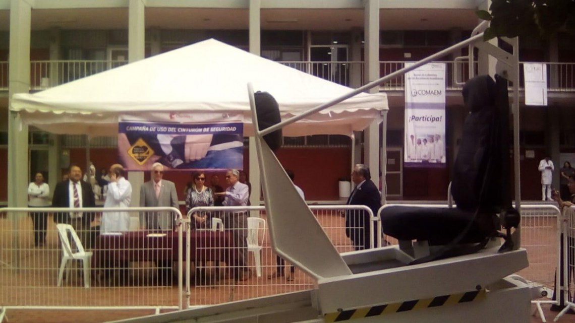 Fomentan uso del cinturón de seguridad con simulador de choque