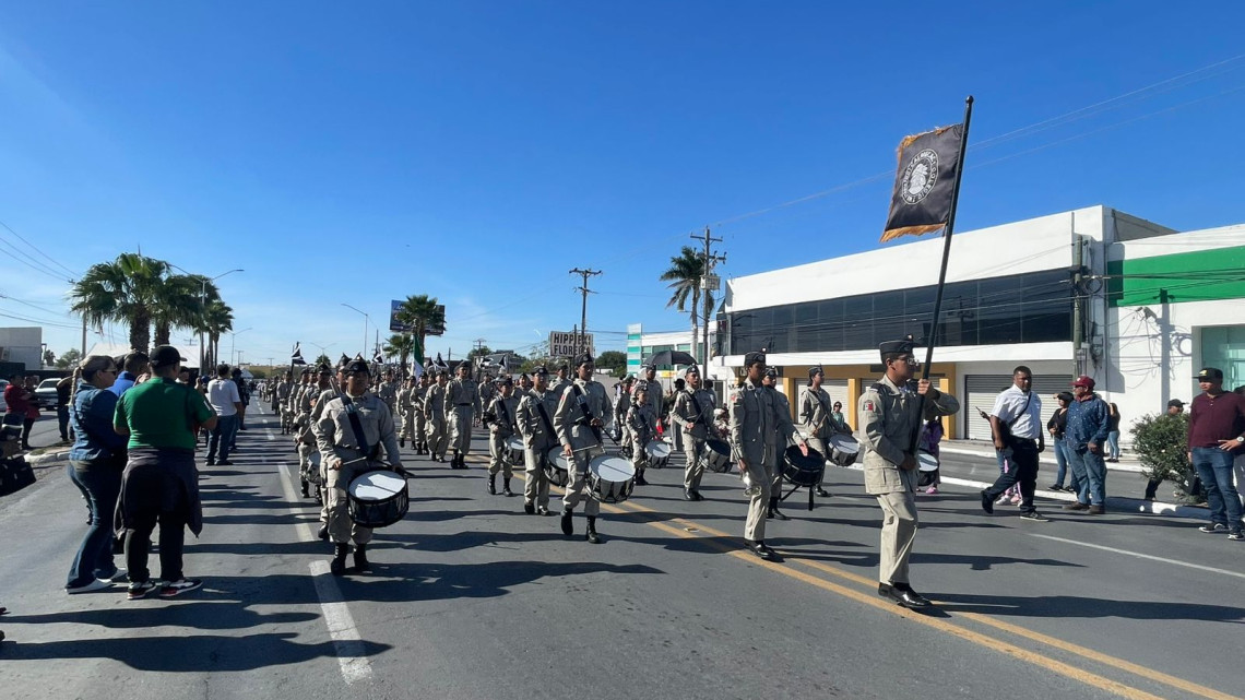Preside Carlos Peña desfile de la Revolución Mexicana
