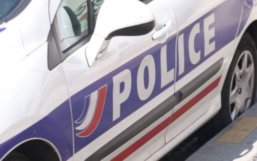 Niña agrede a policía con ácido 