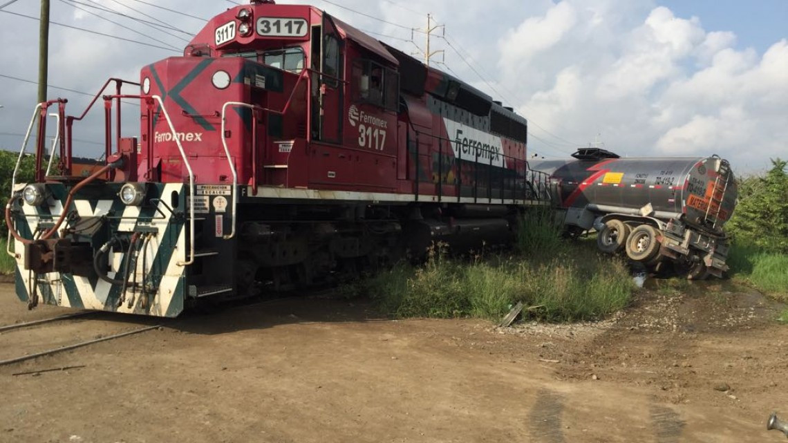 Tren embiste tráiler que transportaba material flamable