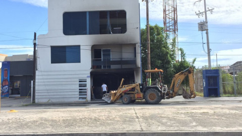 Estalla artefacto en un edificio comercial 