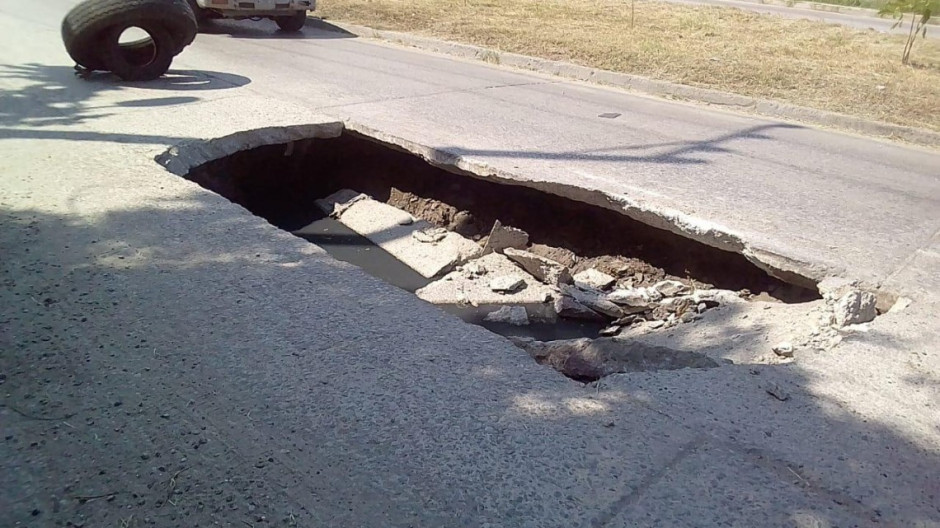 Se abre la tierra en avenida las Torres