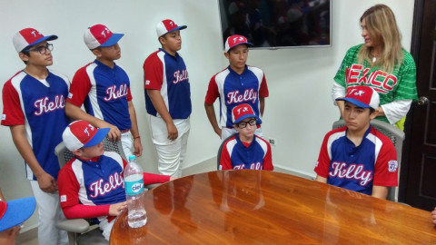 Visitan a alcaldesa jugadores de la Treviño Kelly 