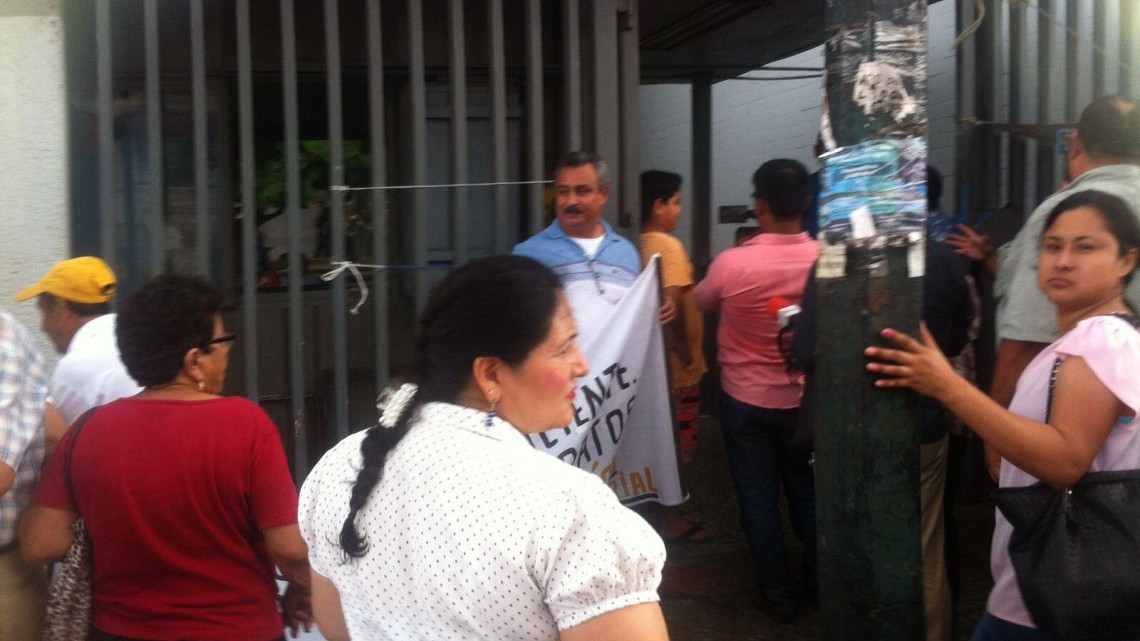 Protestan jubilados por falta de medicamentos en el ISSSTE