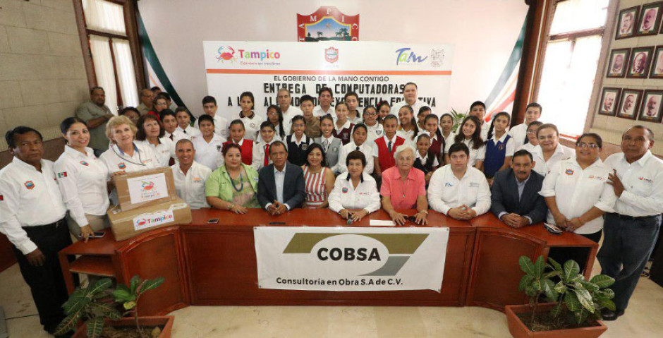 Entrega computadoras a alumnos destacados de Tampico