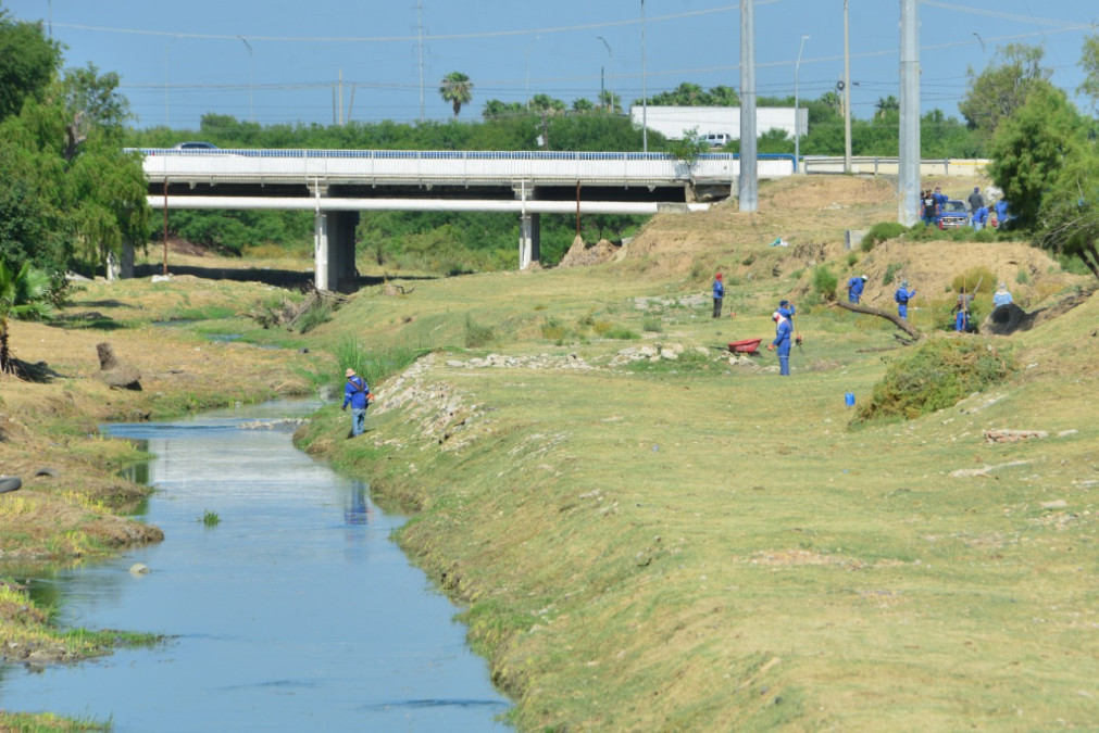 Limpian arroyos El Coyote y de la colonia militar