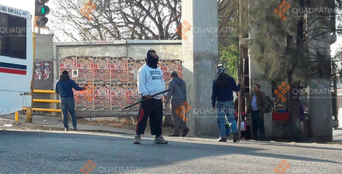 Protestan con machetes y palos en Oaxaca