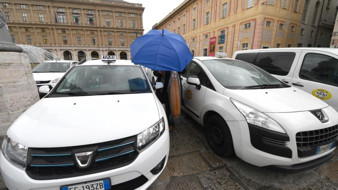Sexto día de huelga taxistas en Italia en protesta contra Uber