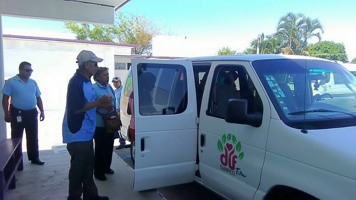 Familia de 13 varada en un parque es atendida por el DIF 