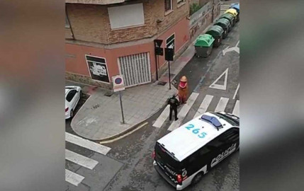 ¡Llamen a Jurassic World! Dinosaurio es detenido en España por pasear en cuarentena