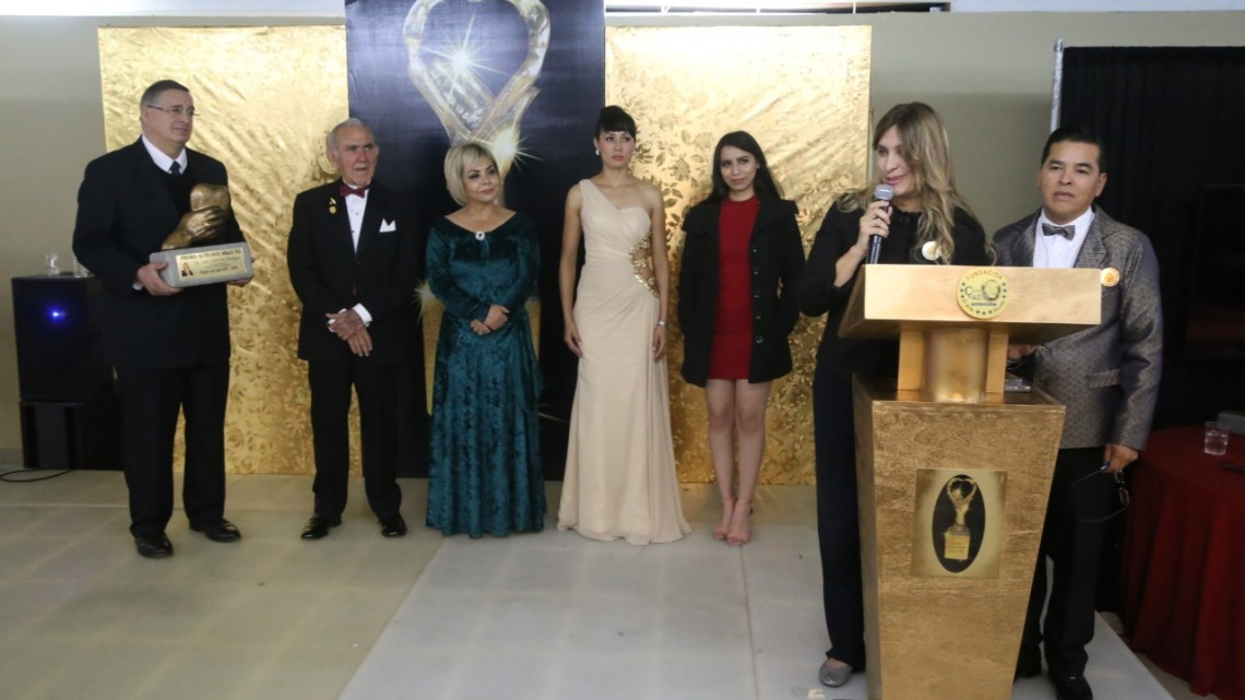 Alcaldesa de Reynosa recibe Premio Altruista Siglo XXI