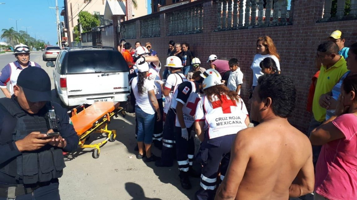 Tráiler choca y voltea a combi con pasajeros
