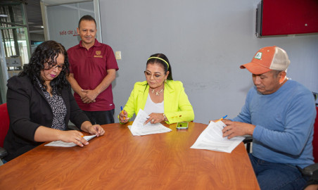 Firma Gobierno de Matamoros, a través de SECUDE, convenio con Comparsa tradicional Los Palmares
