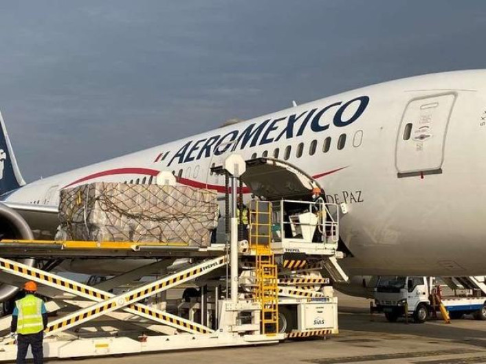 Parte quinto vuelo de Shánghái con insumos médicos para México