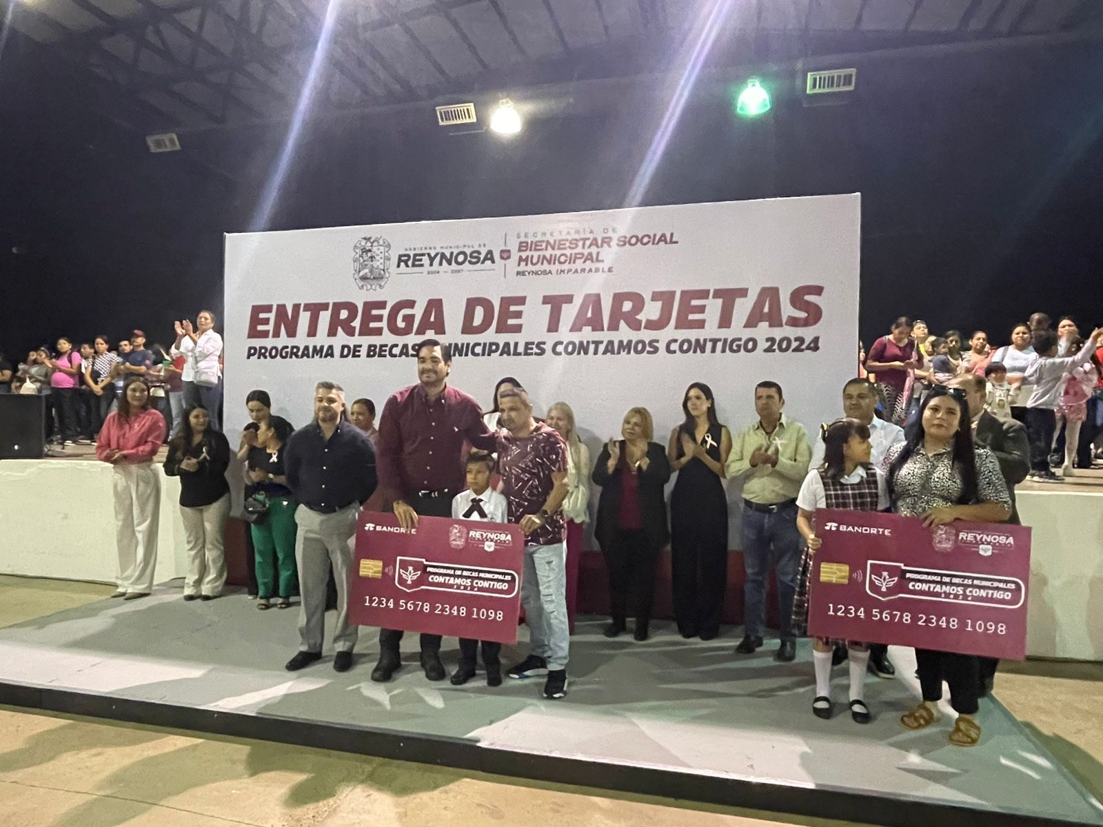 Entrega tarjetas de las becas “Contamos Contigo