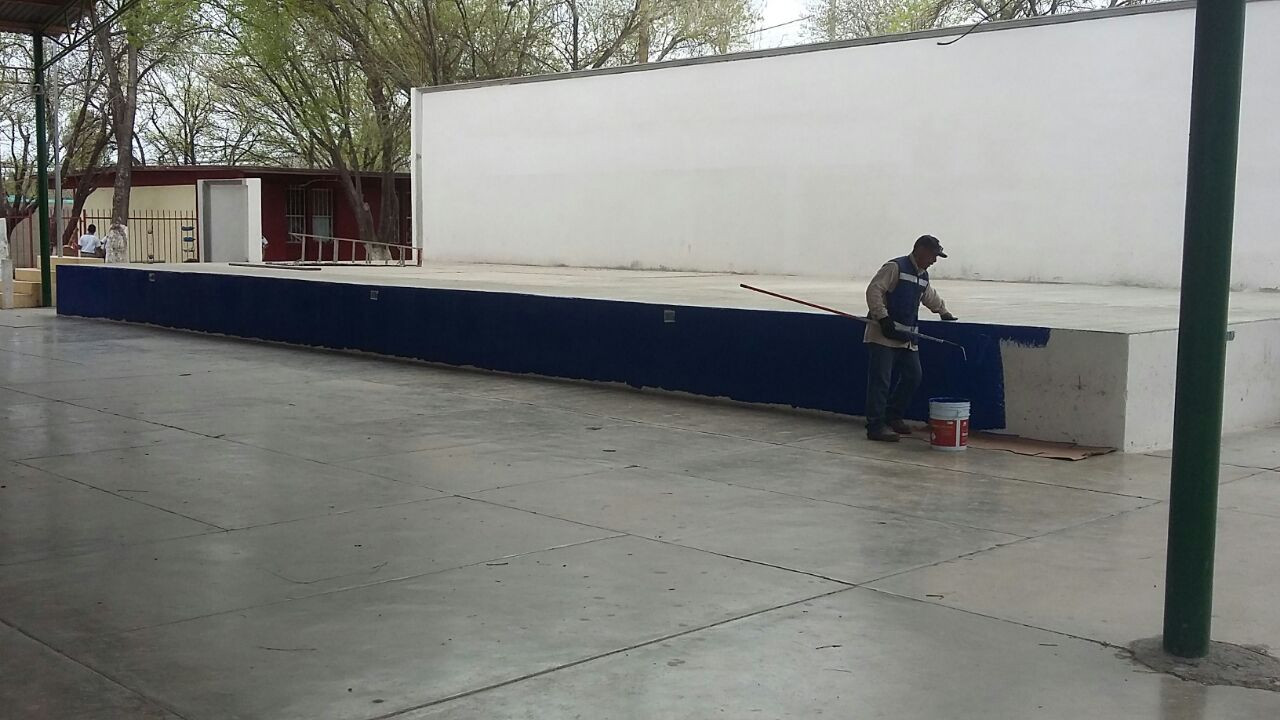 Realiza obras públicas trabajos de mantenimiento a escuela secundaria y vialidad