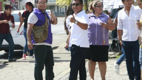 Diputada federal entrega silbatos de alerta a mujeres