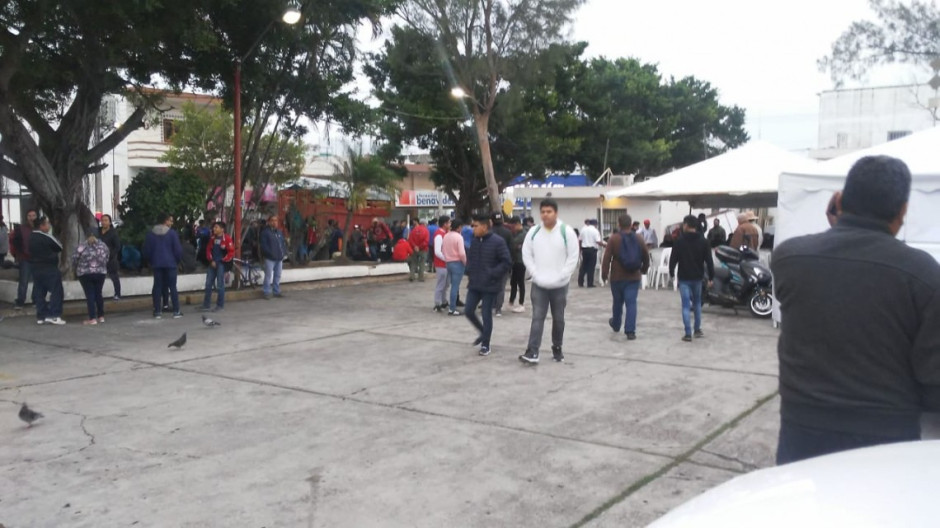 Acuden jóvenes a recoger ficha para precartilla Militar