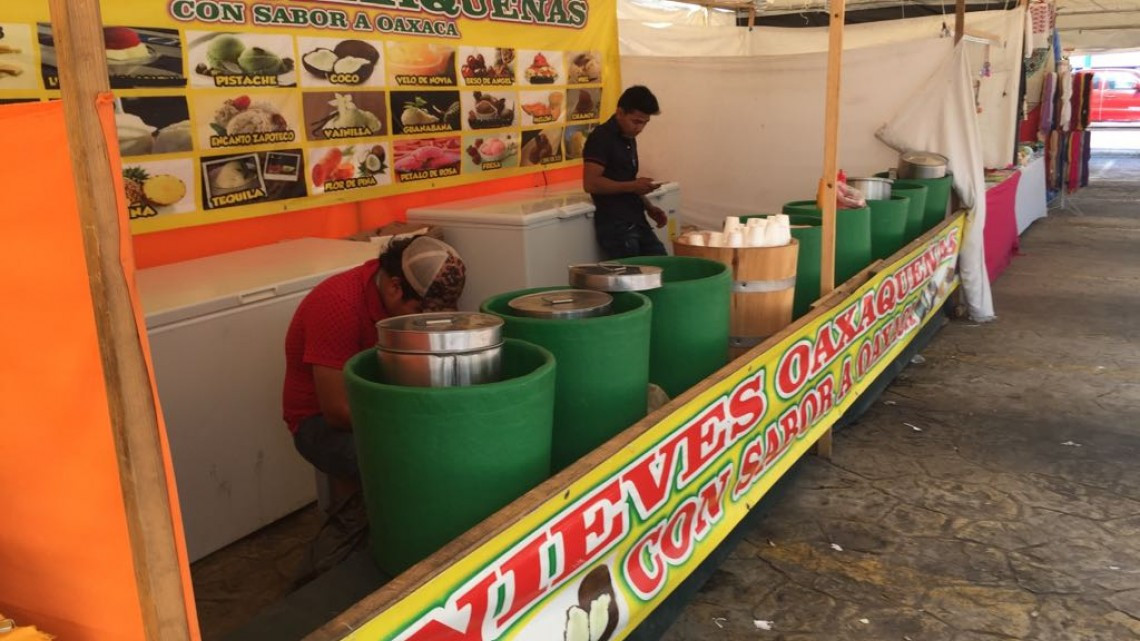 Artesanos exponen su arte en espacios públicos de la zona sur.