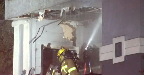   Desaloja a residentes de apartamentos en Dallas tras incendio