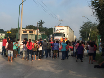 Temerosos por inundaciones, vecinos bloquean avenida en zona norte