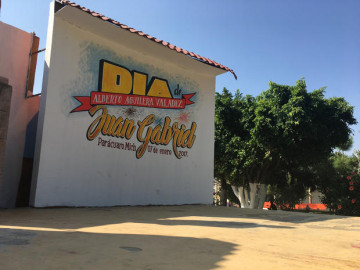 Recuerdan a Juan Gabriel con misa y muestra fotográfica en Parácuaro