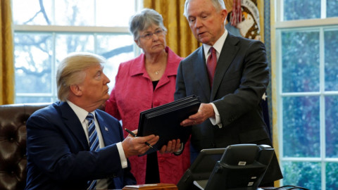 Jeff Sessions jura como nuevo secretario de Justicia de EU