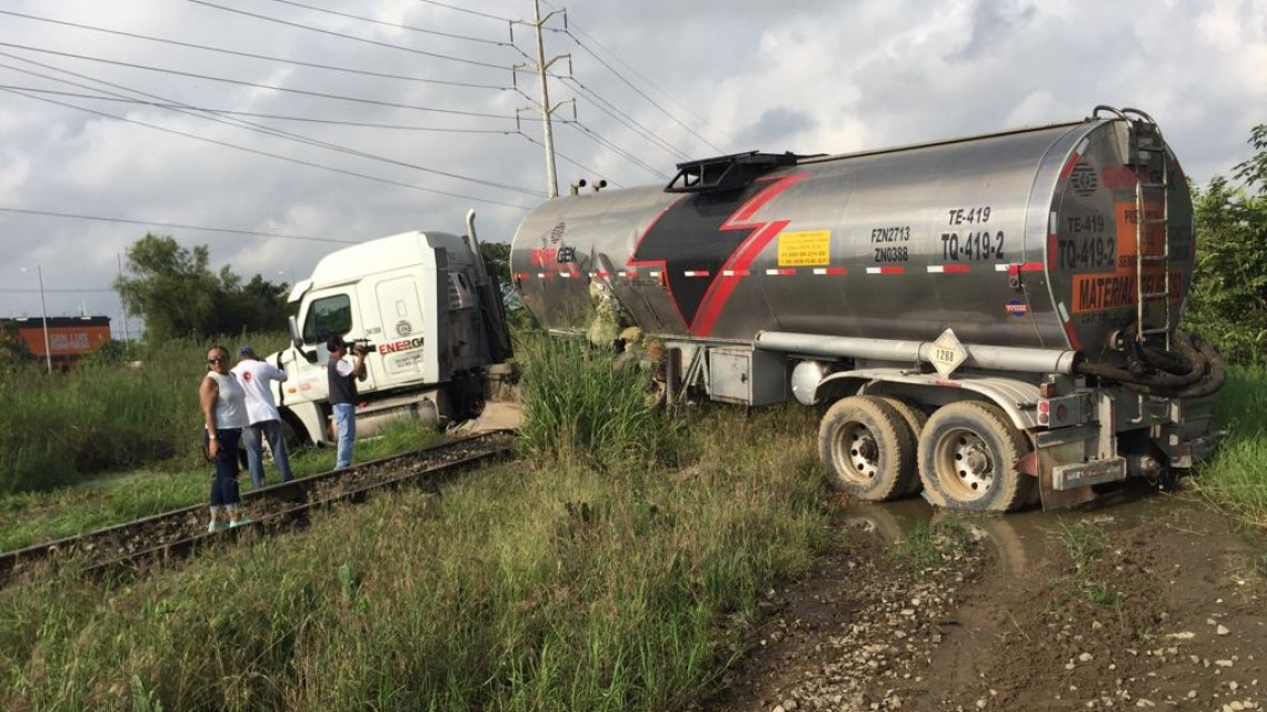 Tren embiste tráiler que transportaba material flamable
