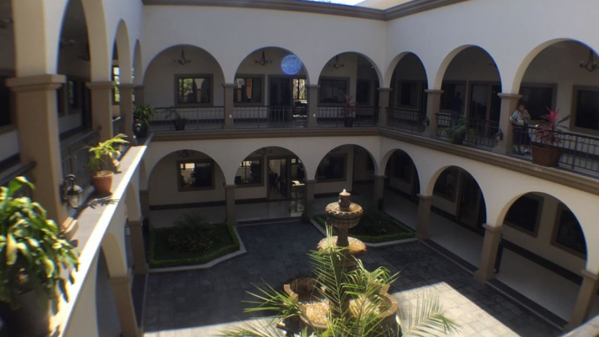 Obras inconclusas en edificios y espacios públicos causan inconformidad