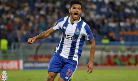 Jesús "Tecatito" Corona podría jugar ante Benfica