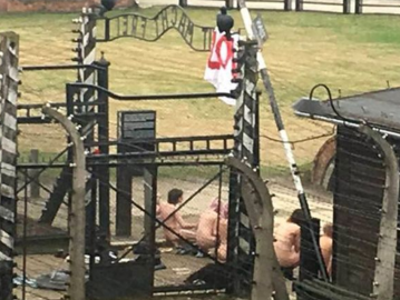 Personas se desnudan y degollaban a cordero frente al excampo nazi