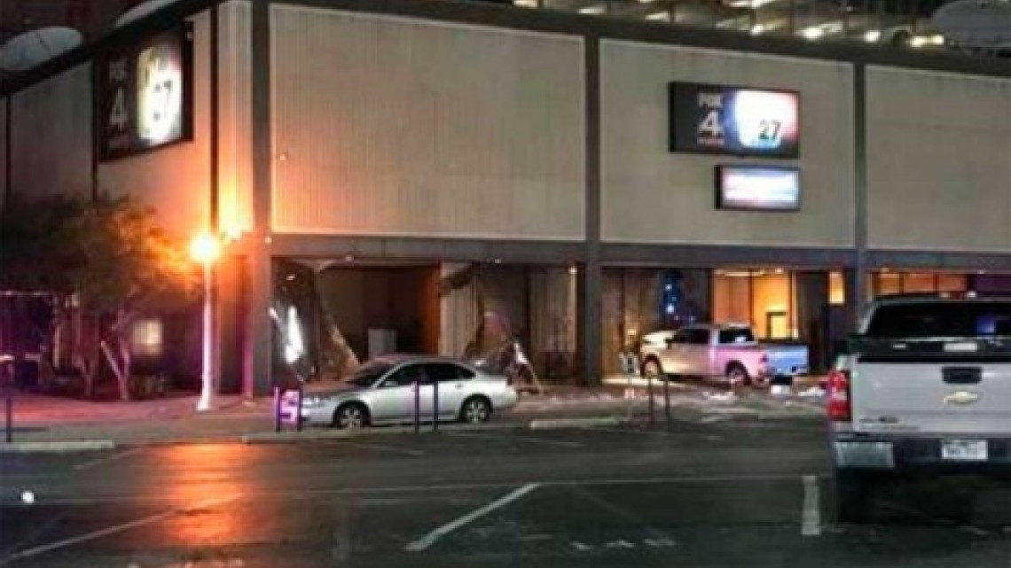 Hombre es detenido tras embestir auto contra canal de TV