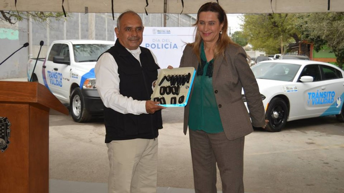 Ayuntamiento felicita a policías en su día